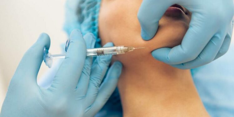 Pacientes contraen VIH tras acudir a tratamientos faciales con microagujas