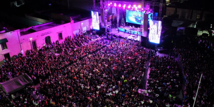 Los Acosta derrochan romance y nostalgia en la Fenae