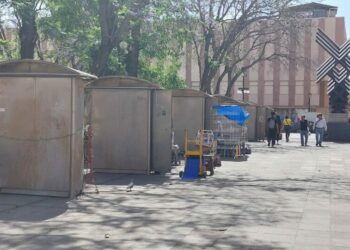 Sin gente y cerrados están los puestos de periódicos y revistas que fueron reubicados en San Juan de Dios