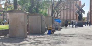 Sin gente y cerrados están los puestos de periódicos y revistas que fueron reubicados en San Juan de Dios