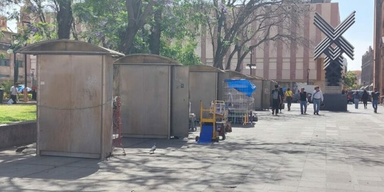 Sin gente y cerrados están los puestos de periódicos y revistas que fueron reubicados en San Juan de Dios