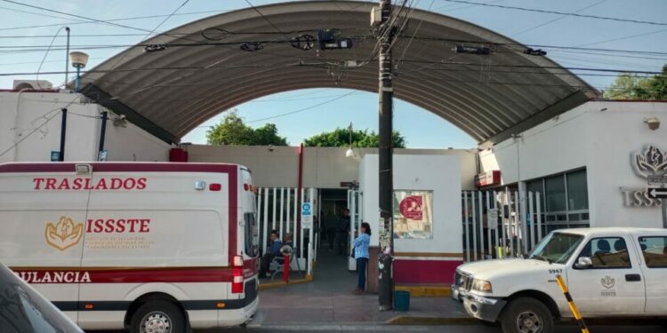 Derechohabientes del ISSSTE se quejan porque no les quieren brindar el servicio de traslado de paciente