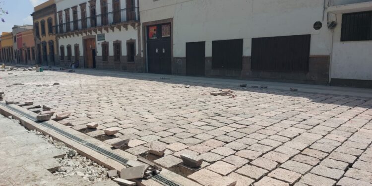 ¡Por fin! Avanza colocación de adoquines en obra del Paseo Esmeralda
