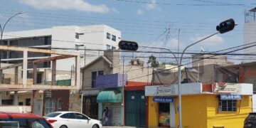 Semáforos descompuestos en Santos Degollado ocasionan accidentes en la zona