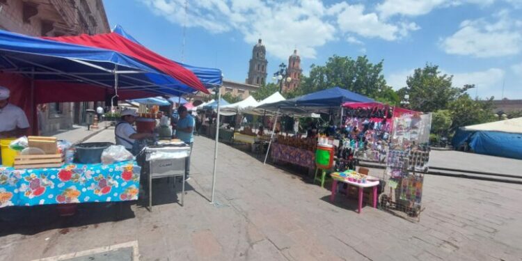 Vendedores ambulantes se apoderan de Plaza de Armas