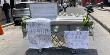 Con féretro exigen la destitución de Giovanna Argüelles