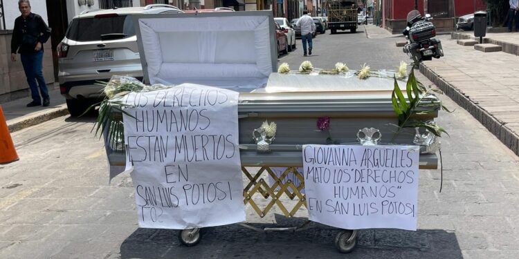 Con féretro exigen la destitución de Giovanna Argüelles