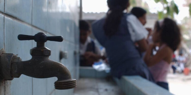 26 escuelas detuvieron actividades por falta de agua: SEGE