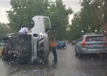 VIDEO: Tras lluvia, vuelca conductor de camioneta en Río Santiago