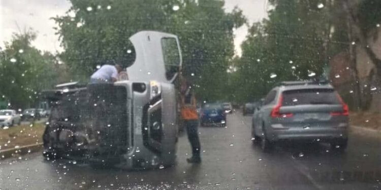 VIDEO: Tras lluvia, vuelca conductor de camioneta en Río Santiago