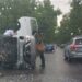 VIDEO: Tras lluvia, vuelca conductor de camioneta en Río Santiago