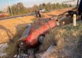 Auto cae a canal de la carretera a México