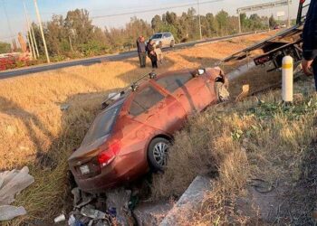 Auto cae a canal de la carretera a México