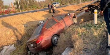 Auto cae a canal de la carretera a México