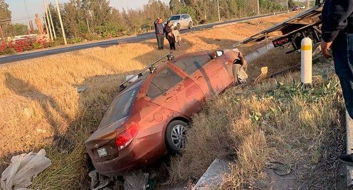 Auto cae a canal de la carretera a México