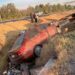 Auto cae a canal de la carretera a México