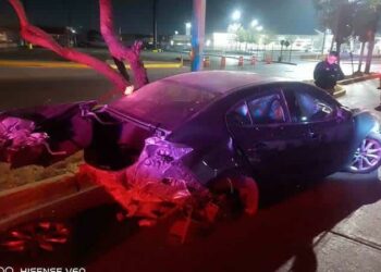 Automóvil choca contra poste en Av. Chapultepec