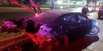 Automóvil choca contra poste en Av. Chapultepec
