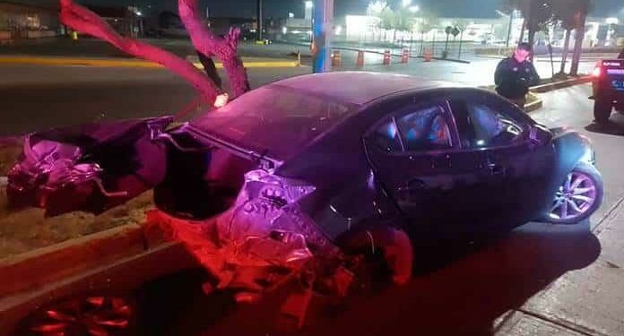 Automóvil choca contra poste en Av. Chapultepec