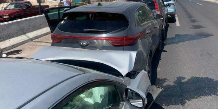 Daños en cinco vehículos tras choque por alcance en Salvador Nava