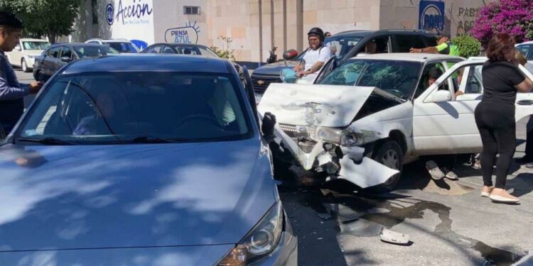 Choque en Zenón Fernández deja tres lesionados