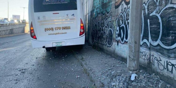 10 trabajadores lesionados tras choque en la Salvador Nava