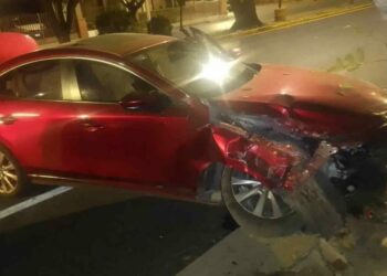 Impacta su auto contra un árbol en Mariano Jiménez