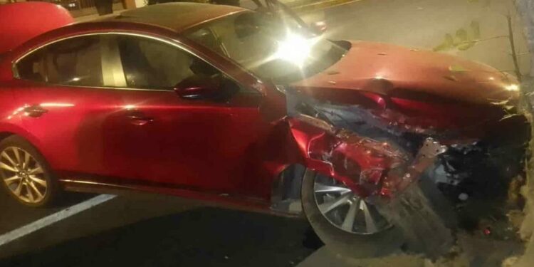 Impacta su auto contra un árbol en Mariano Jiménez