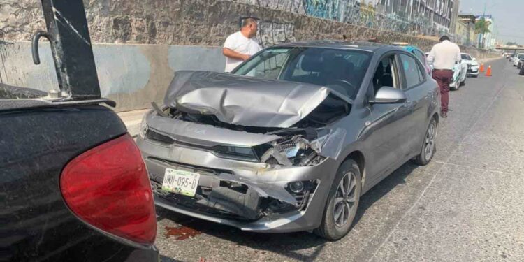 Daños en siete vehículos por choques de este jueves