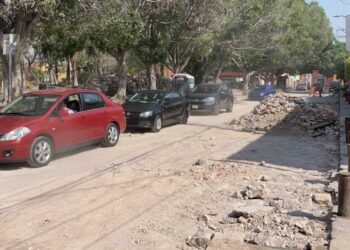 Caos vial por cierre sorpresivo de Miguel Barragán, en barrio de San Miguelito