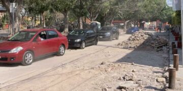 Caos vial por cierre sorpresivo de Miguel Barragán, en barrio de San Miguelito