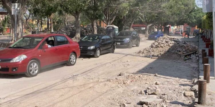 Caos vial por cierre sorpresivo de Miguel Barragán, en barrio de San Miguelito