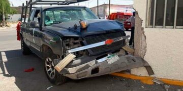 Dejan chocada y abandonada una camioneta robada