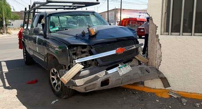 Dejan chocada y abandonada una camioneta robada