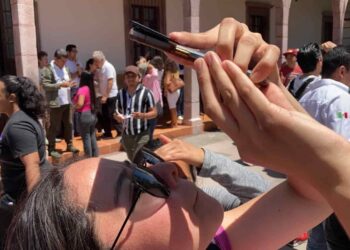 Galería: Cientos de potosinos aprecian Eclipse solar en distintos puntos