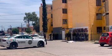 Ejecutan a joven mientras esperaba a su novia; los maleantes se dieron a la fuga