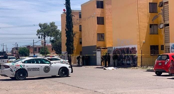 Ejecutan a joven mientras esperaba a su novia; los maleantes se dieron a la fuga