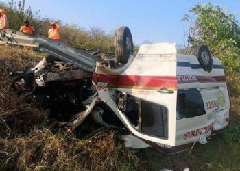 Aparatosa volcadura de una ambulancia en la valles – Rayón deja a una enfermera grave