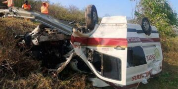 Aparatosa volcadura de una ambulancia en la valles – Rayón deja a una enfermera grave