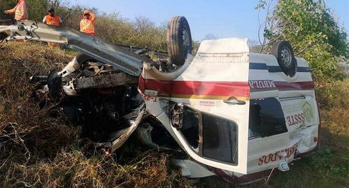 Aparatosa volcadura de una ambulancia en la valles – Rayón deja a una enfermera grave