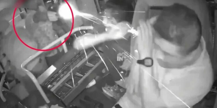 VIDEO: De un disparo en la cabeza asesinan a conductor de bus en medio de un robo