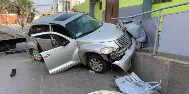 Conductor se va contra guardería en Las Mercedes; resultó herido