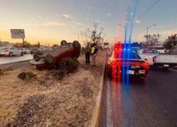 Reportan volcadura en la Carretera 57