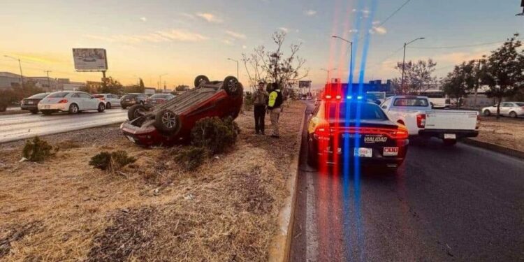 Reportan volcadura en la Carretera 57