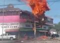 VIDEO: Incendio consume negocio en Villa de Pozos