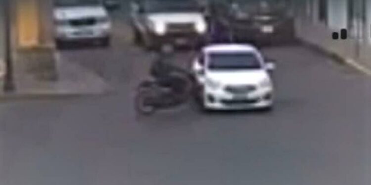 VIDEO: Motociclista resulta lesionado tras choque en zona centro