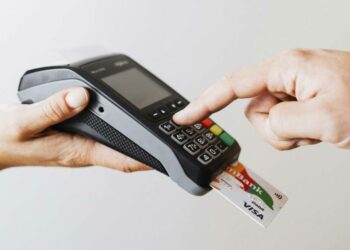 Aprueban reforma que prohíbe el cobro de comisión por pago con tarjeta de crédito o débito