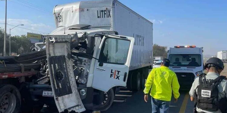 Dos prensados en choque sobre carretera a Matehuala