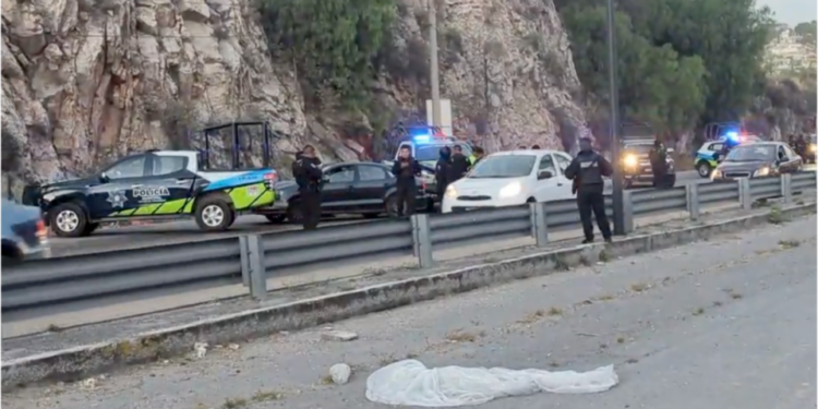 VIDEO: Abandonan restos humanos dentro y fuera de auto en Periférico Ecológico de Puebla