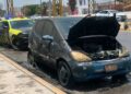 Fuego consume auto compacto en Salvador Nava
